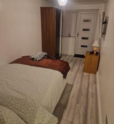 Havering Apartamento | Sariyu space studio flat with own bathroom and Kichen
