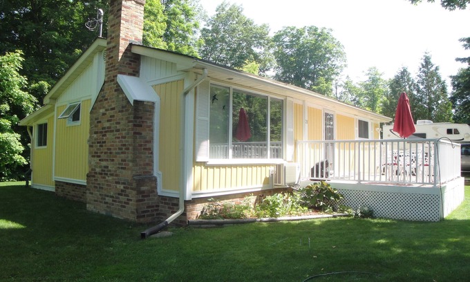 Sauble Beach Cabaña | Sauble Beach cottage on a quiet residential street minutes from the beach.