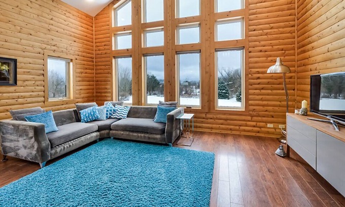 Fennville Cabina | SAUGATUCK LOG CABIN, HOT TUB, DOGS WELCOME, FIRE PIT, 12 ACRES, SLEEPS 8!