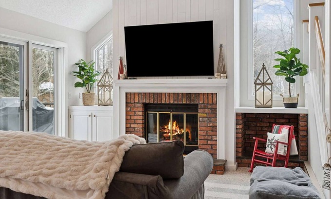West Hartford Condominio | Sauna, Comm. Pool, Walk to Club | Deere Run 4A
