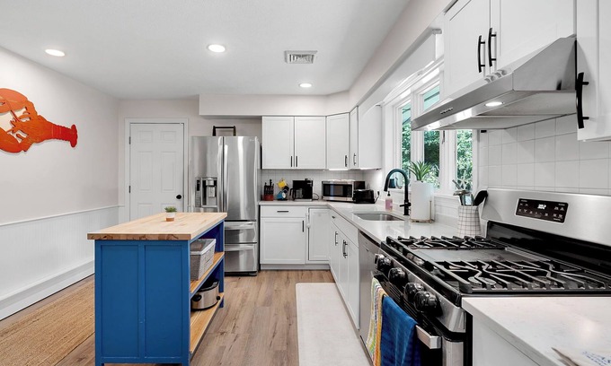 Kennebunk Casa | SAUNA & GAME ROOM- Pet friendly! Close to Dock Square and the Beach!