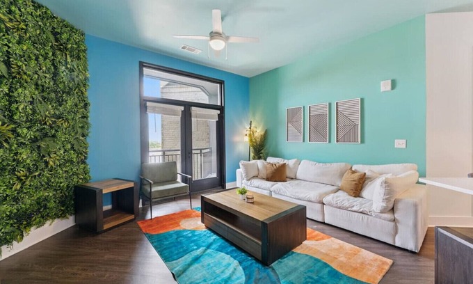 Yamacraw Village Apartamento | Savannah Gem | 2BR Apt Stay w/Pool & River Views