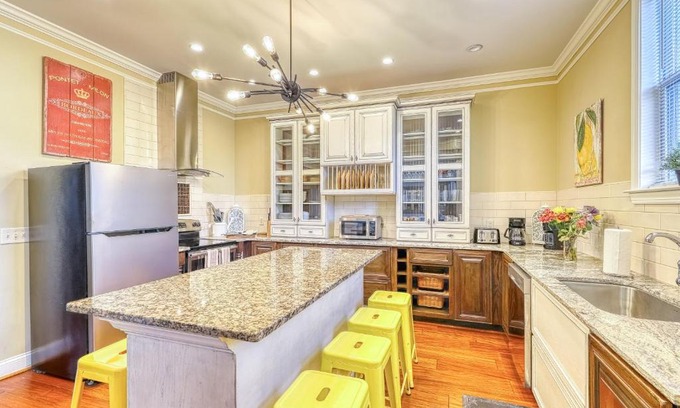 Old West Broad Neighborhood Casa | Savannah Lez Frederick: Premier