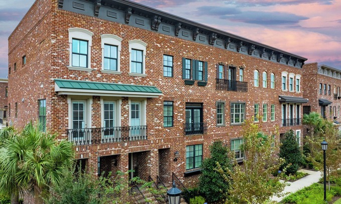 Hitch Village - Fred Wessels Homes Casa | Savannah Riverwalk Townhome