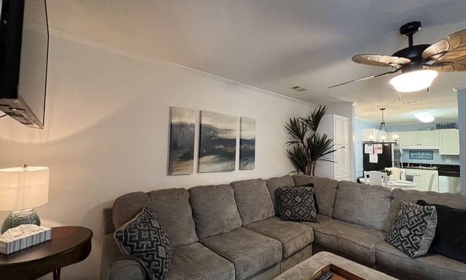 Vaught Condominio | Savannah Shores 2 Bedroom close to the ocean, tanger outlets and Barefoot Landing. Gated Community!