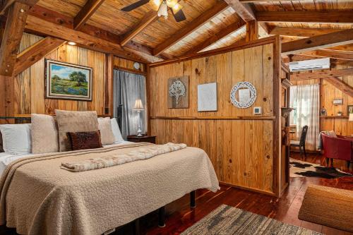 Fredericksburg Casa | Saw Mill Cabin - Hot Tub & 10 Mins to Main St