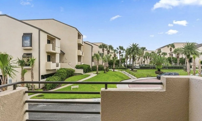 Sawgrass Condominio | Sawgrass Beach Club Condo- 2 Bed/2.5 Bath condo w/ private beach access, pool