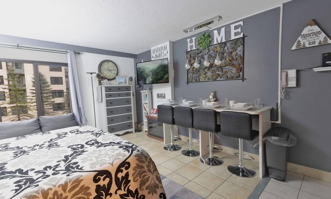 Snowshoe Condominio | SC 2211: Contemporary Cozy Studio | Perfect Basecamp for Ski Days & Nights