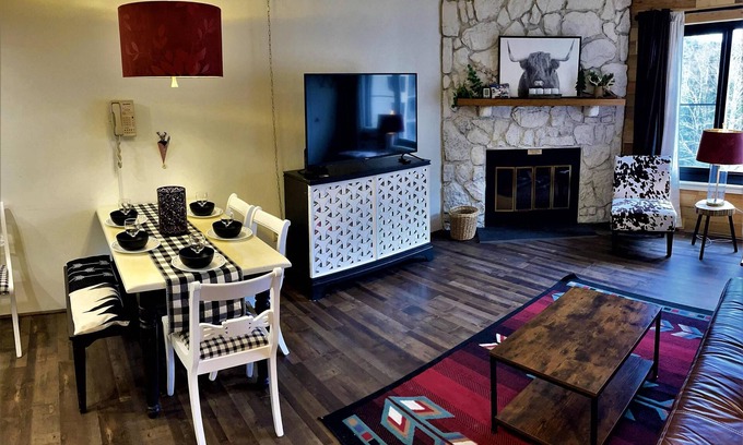 Snowshoe Condominio | SC 5410: Powder Peak Escape | Ski-In Access & Cozy Fireplace