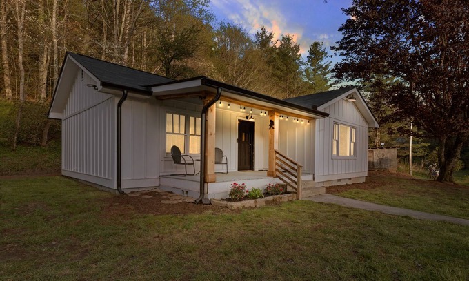 Scaly Mountain Otro | Scaly Mtn/Highlands Modern NC Farmhouse-6.5 AC 2 Creeks