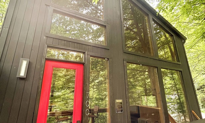 Stanton Cabina | Scandanavian Cabin-Hot Tub-EV Charger-Fire Pit-Close to All RRG Action