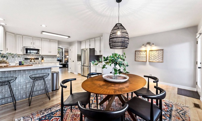 Loveland Casa | Scandinavian Chic – Hot Tub, Bikes and Lake Life!