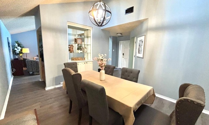 Farmers Branch Casa | Scarlet Oak Home: Charming 3-bedroom house in Farmers Branch