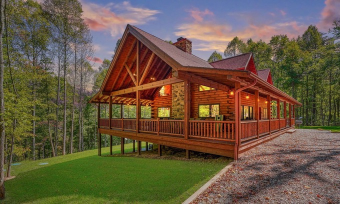 Logan Cabina | Scarlet Ridge - 6BR/3BA - walking distance to Old Man's Cave