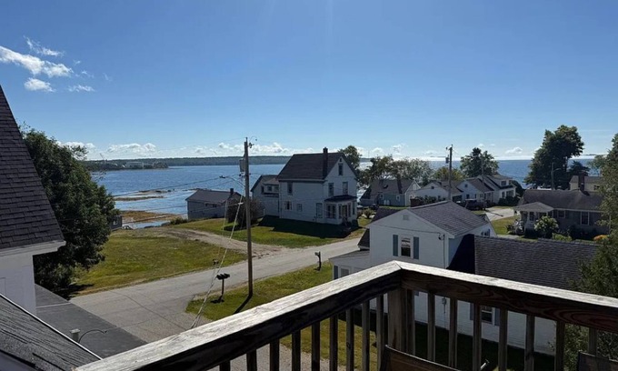 Searsport Apartamento | Scenic 2-Bedroom Apartment Nestled in a Historic Bayside Victorian Home