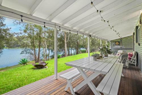 Avoca Beach Casa | Scenic 4-Bed Lake House 5-min Walk to Avoca Beach