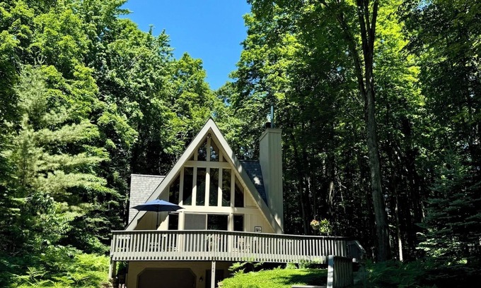 Harbor Springs Chalet De Esquí | Scenic A-frame close to Harbor Springs, Petoskey, golf, beaches and more!
