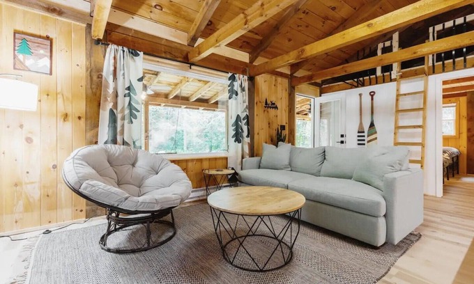 Northville Cabina | Scenic Adirondack Cabin w/ Hot Tub - River Bend