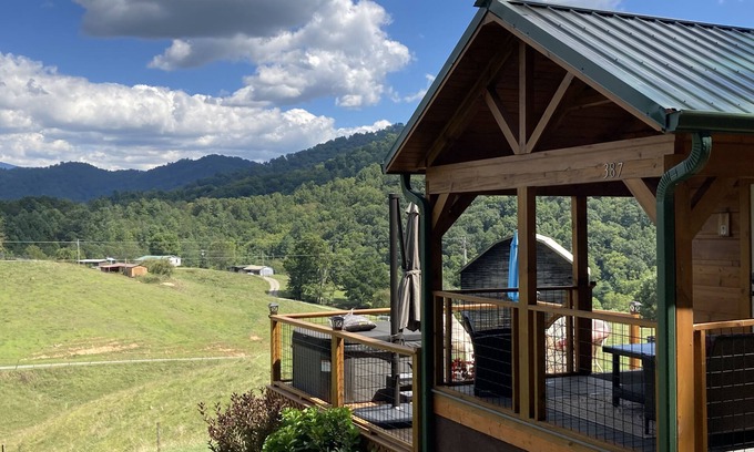 Mars Hill Cabina | Scenic cabin w/ private hot tub, amazing views, & covered porch. Nearby Skiing