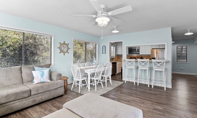 Caswell Beach Condominio | Scenic Caswell Beach! 3 Mins to Beach & Pool. Clean + Conveniently Located