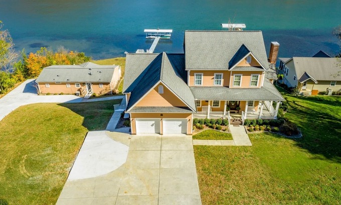 Chattanooga Casa | Scenic City Cove | Main Home + Guest home on the Tennessee River!! | 7 Bed, 5.5 Bath