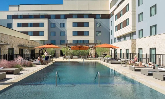 Bee Cave Apartamento | Scenic Comfort | Free Parking! Bee Cave Dining & Shopping Walks!