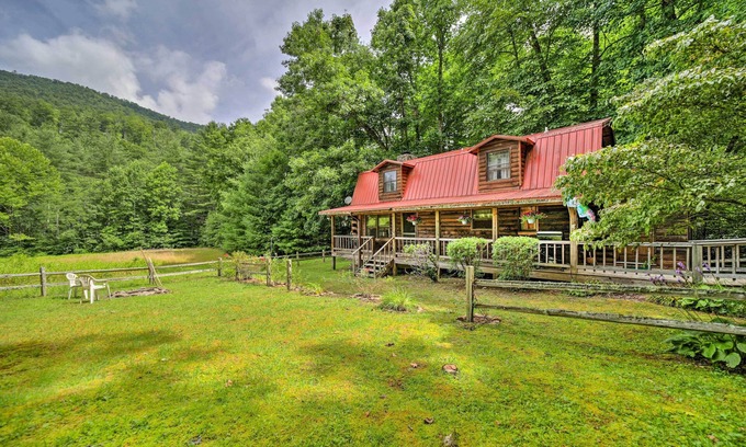 Highlands Cabina | Scenic Creekside Cabin w/ Wraparound Porch!