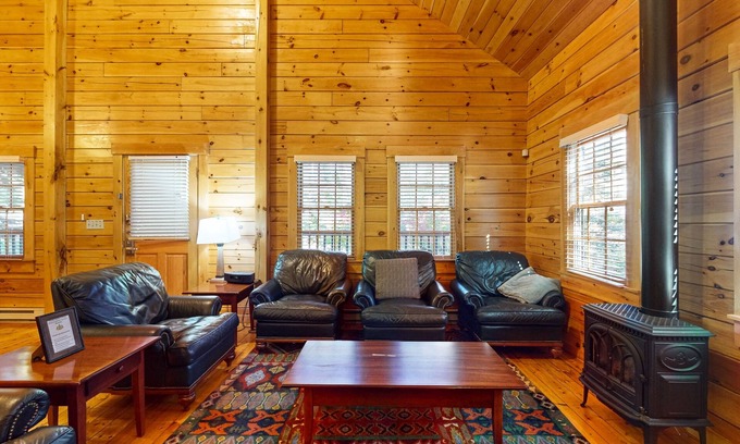 Northport Cabina | Scenic dog-friendly cabin with kitchen, AC, firepit, WiFi & nearby hiking