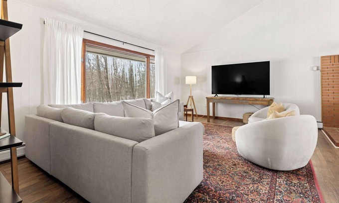 Frankfort Casa | Scenic Escape Kayaks Game Room on M22
