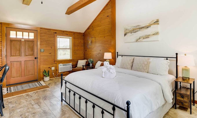 Eureka Springs Apartamento | Scenic Eureka Springs Cabin Rental w/ Balcony!