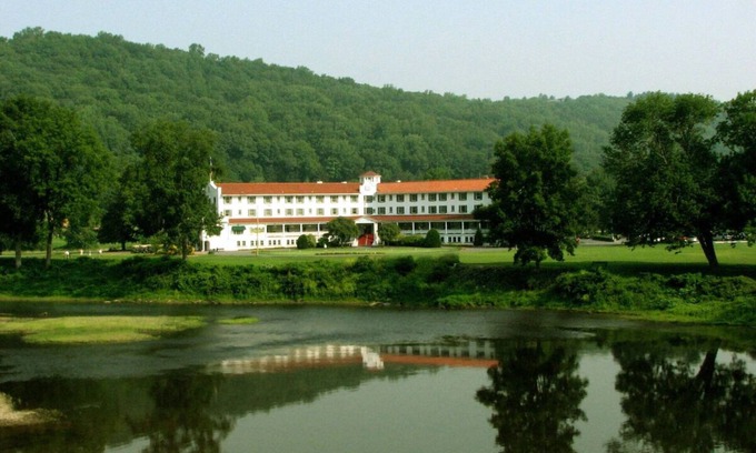 Shawnee On Delaware Casa | Scenic Getaway Near Delaware's Top Hotspots | Relaxing Spa & Golf Retreat