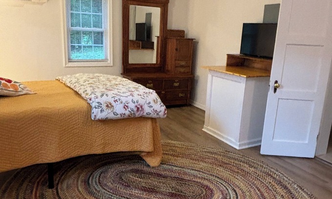 Farmville Cabina | Scenic guest house in great location in Farmville, VA