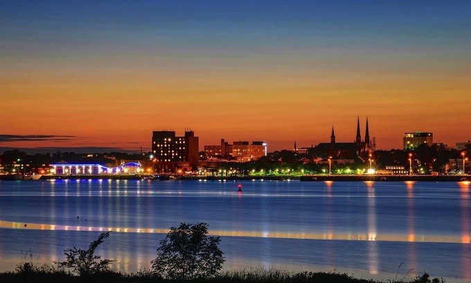 Stratford Apartamento | Estancia escénica frente al mar con vistas al puerto y la ciudad de Charlottetown.