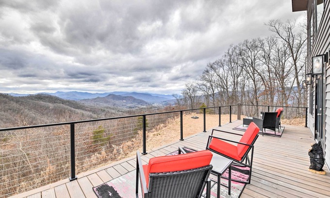 Sylva Cabina | Scenic Hillside Cabin in Sylva w/ Hot Tub & Views!