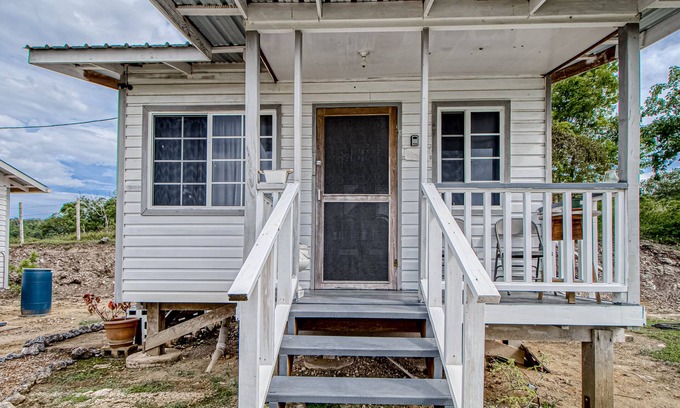 Georgeville Cabina | Scenic hilltop studio with shared plunge pool, kitchenette, AC, & WiFi