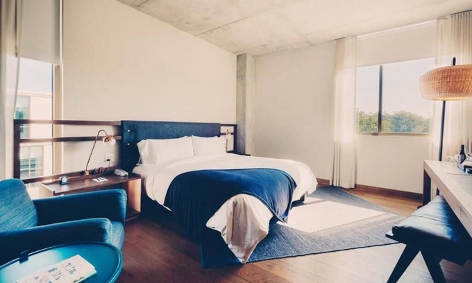 Bouldin Hotel | Scenic Hotel Room in Austin’s Iconic Travis Heights