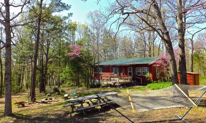 Dixon Cabaña | La pintoresca casa india Bluff Cottage está aislada sobre el valle del río Gasconade