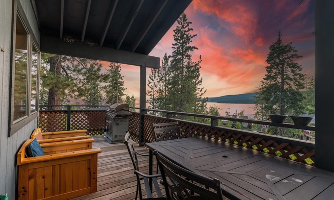 Tahoe Vista Casa | Scenic Lake Views: Snow & Beach Adventures Nearby!