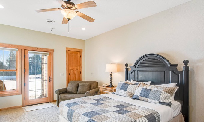 Three Lakes Condominio | Scenic lakefront condo with pool, hot tub, gym & central AC
