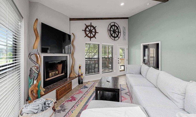 McQueeney Casa | Lakefront | Fire pit | Outdoor kitchen