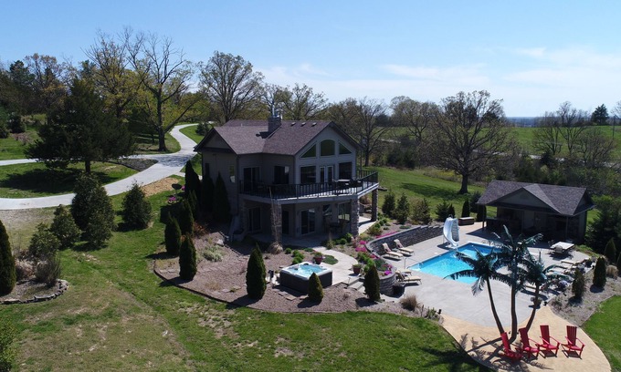 Belle Casa | Castillo escénico junto al lago con piscina climatizada, bañera de hidromasaje y cocina al aire libre, TV-chimenea