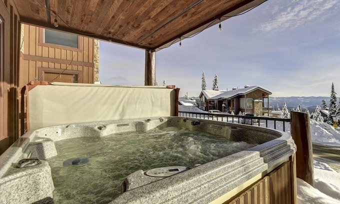 Snow Pine Estates Chalet De Esquí | Scenic Lodge ~ Ski-In Out ~ Hot Tub ~ Free EV Charging