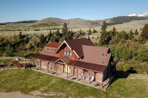 North Meadow Creek Casa | Scenic Mountain Cabin with Creekside Deck & Outdoor Fireplace near North Meadow Creek, Montana