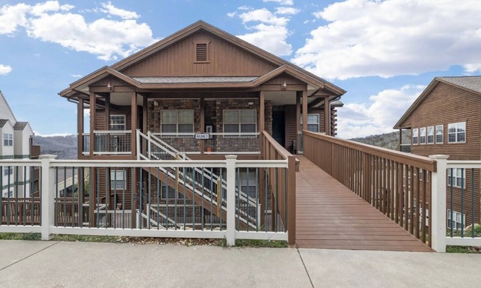 Indian Point Cabina | Scenic Mountain Log Cabin by Silver Dollar City & Table Rock Lake!