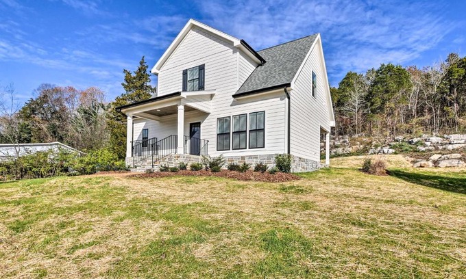 Lookout Valley Neighborhood Association Casa | Scenic Mtn Retreat with Wooded Backyard and Fire Pit!