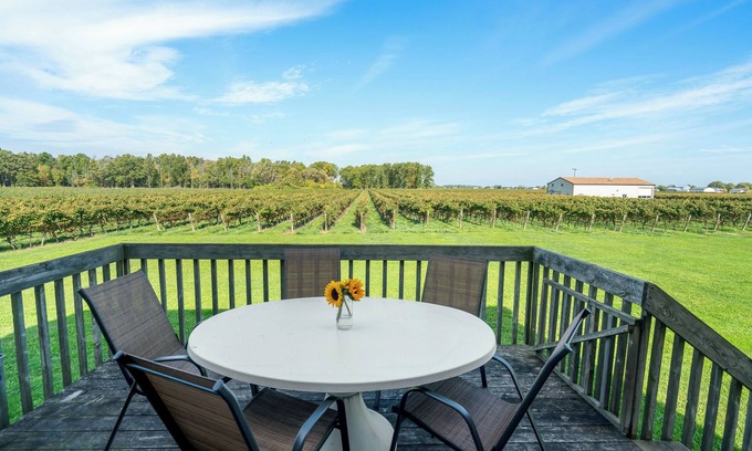 Niagara-on-the-Lake Otro | Scenic Niagara Vineyard Farm Home for up to 9ppl