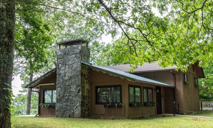 Franklin Casa | Scenic overlook home in gated community that is spacious and pet friendly.