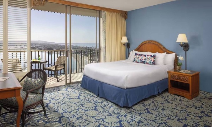 Crown Point Hotel | Scenic Pacific King Room Escape | Catamaran Beach Resort