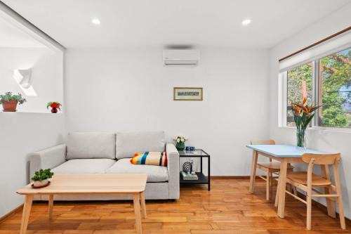 Atwater Village Apartamento | Scenic Retreat with Deck & Stunning Views in LA