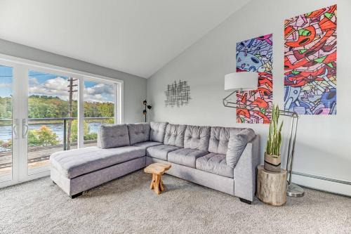 Costigan Apartamento | Scenic Riverside - 4 BD - Parking Available